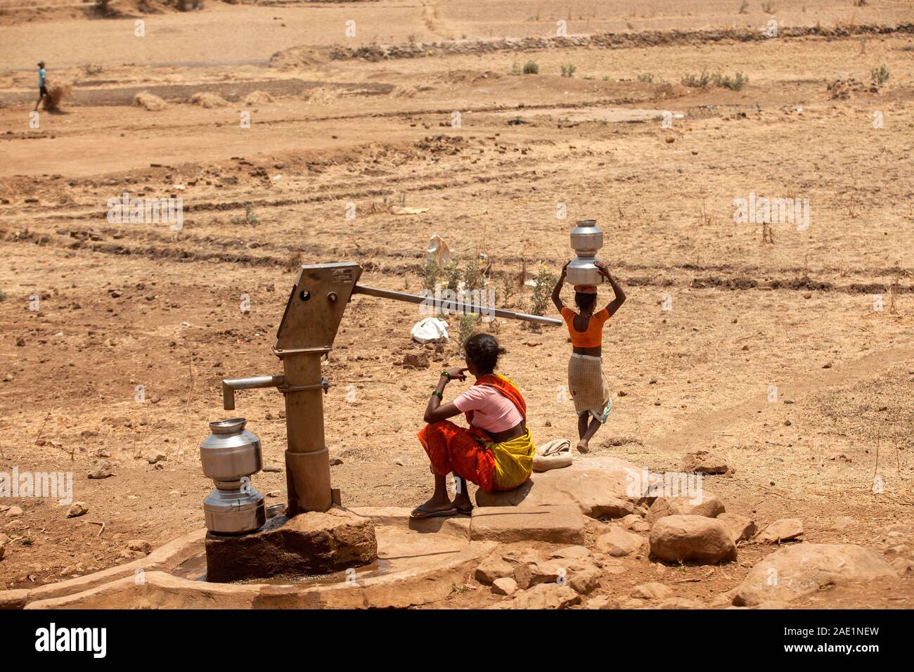 Donna tribale che pompano acqua dalla pompa a mano, Nandgaon, Atgaon, Maharashtra, India, Asia, carenza d'acqua indiana, scarsità d'acqua Foto Stock