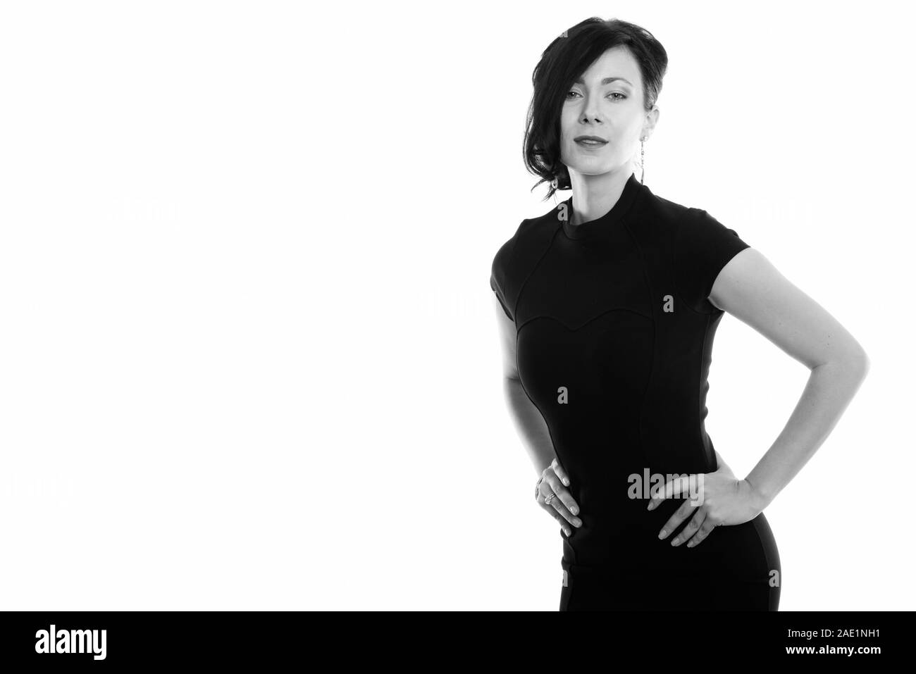 Studio shot del giovane bella imprenditrice che posano con le mani sui fianchi Foto Stock