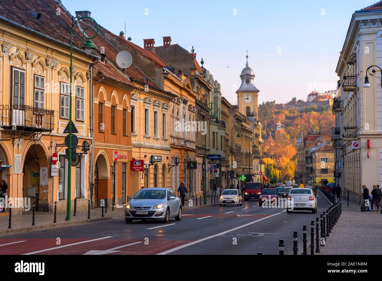 Brasov, Romania - 22 Ottobre 2019: il traffico su Muresenilor Street, nel centro storico della città di Brasov in una giornata autunnale, nella luce di sunrise. Foto Stock