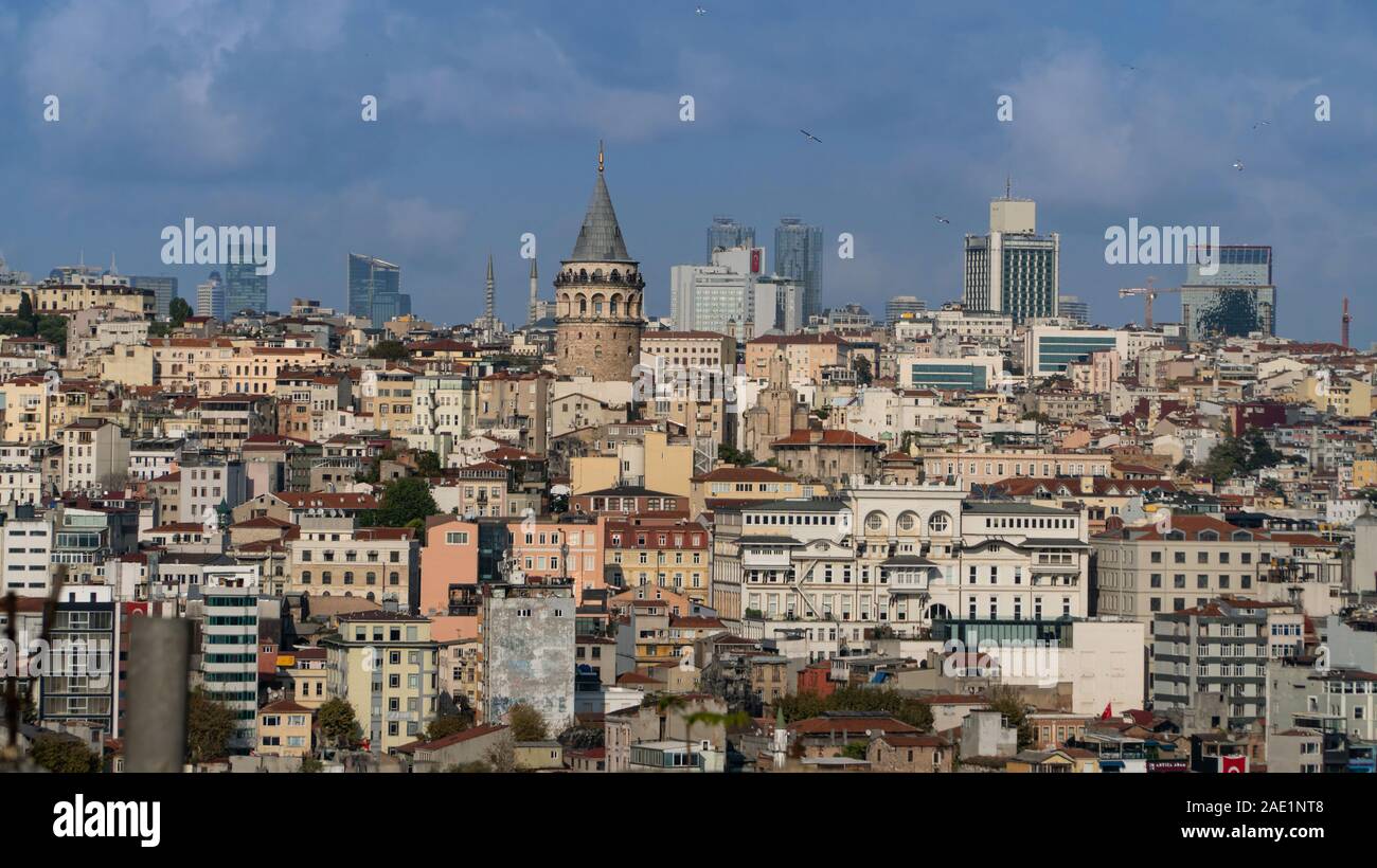 Torre di Galata,cityscape e vista su Istanbul dalla Moschea Suleymaniye's garden ad Istanbul in Turchia Foto Stock