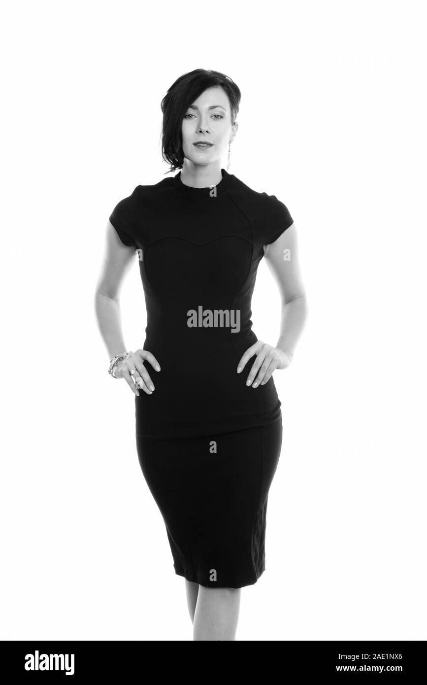 Studio shot del giovane bella imprenditrice in piedi mentre posa Foto Stock