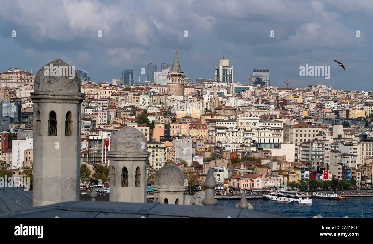 Torre di Galata,cityscape e vista su Istanbul dalla Moschea Suleymaniye's garden ad Istanbul in Turchia Foto Stock