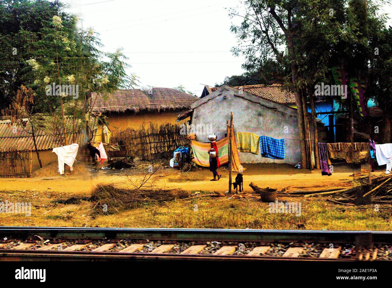 Piccolo villaggio, binario ferroviario, Singhbhum, Jharkhand, India, Asia Foto Stock