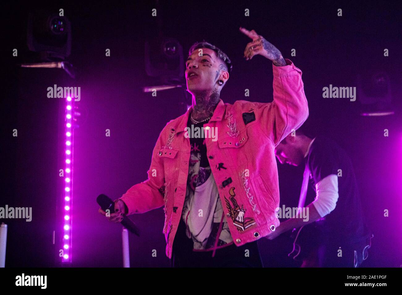 Gionnyscandal suona dal vivo all'Alcatraz il 28 novembre 2019 a Milano (Italia). Gionnyscandal è un rapper italiano, nel 2009 le prime composizioni arriva e inizia a interessarsi su youtube con i video delle sue prime registrazioni. Nel 2010 ha avuto una media di 100.000 visualizzazioni per ogni video caricato, in modo che lui ha cominciato a fare un nome per se stesso in italiano scena rap. Foto Stock