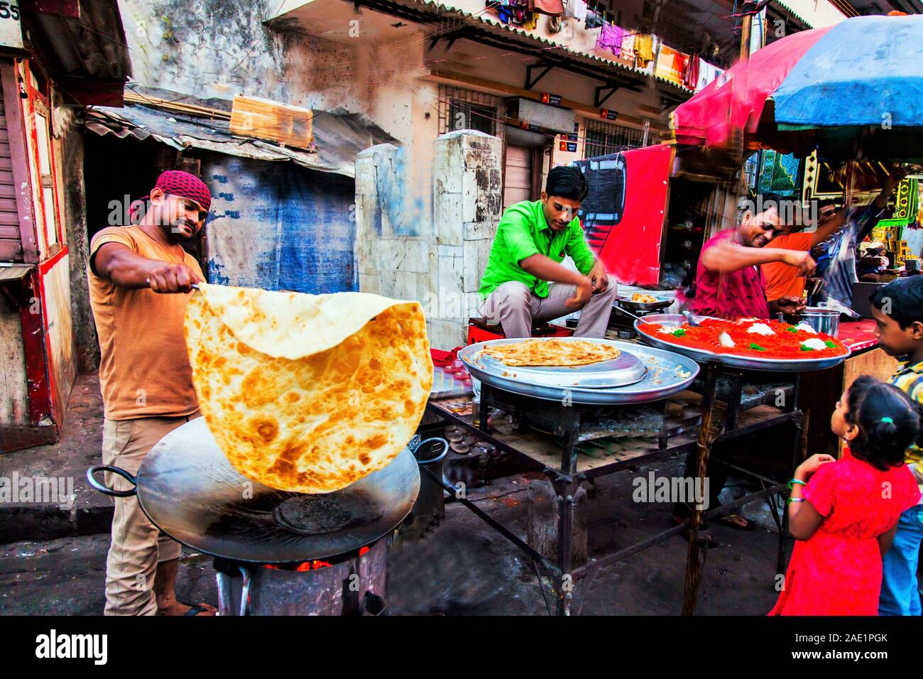 Rumali Roti fornitore, Khau Galli, Mahim Dargah, Mumbai, Maharashtra, India, Asia Foto Stock