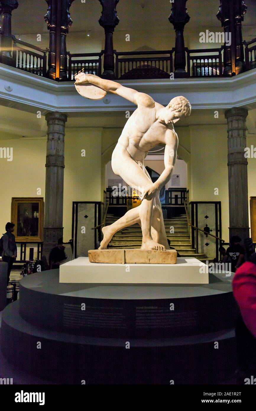 Uomo che lancia discus, scultura greca antica, Museo CSMVS, Bombay, Mumbai, Maharashtra, India, Asia Foto Stock