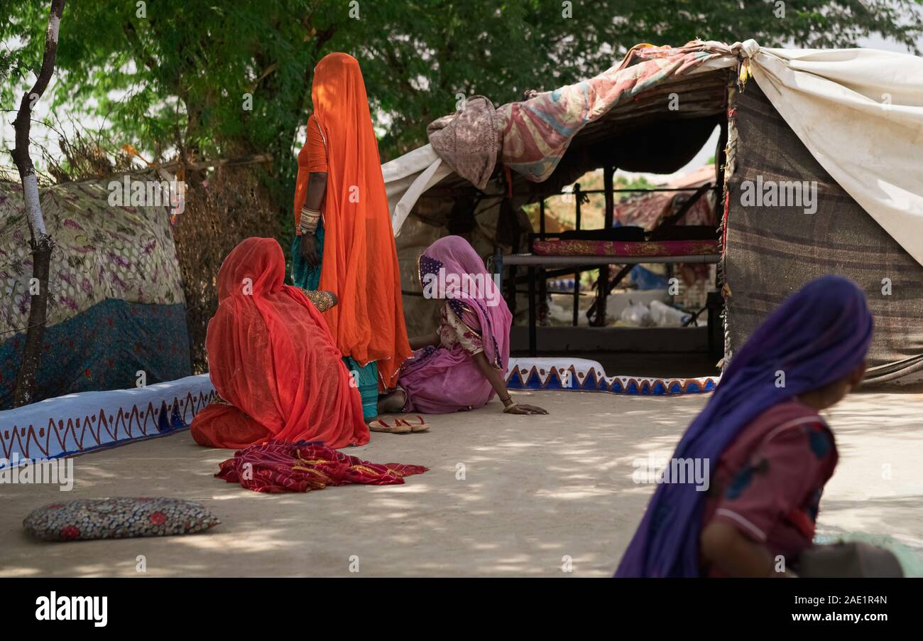 PUSHKAR, India - 31 ottobre: Donne in colorate sarees veli e osservare la forma di purdah nomadi in accampamento di zingari in ottobre 31, 2019 in Pushkar, Rajasthan Foto Stock