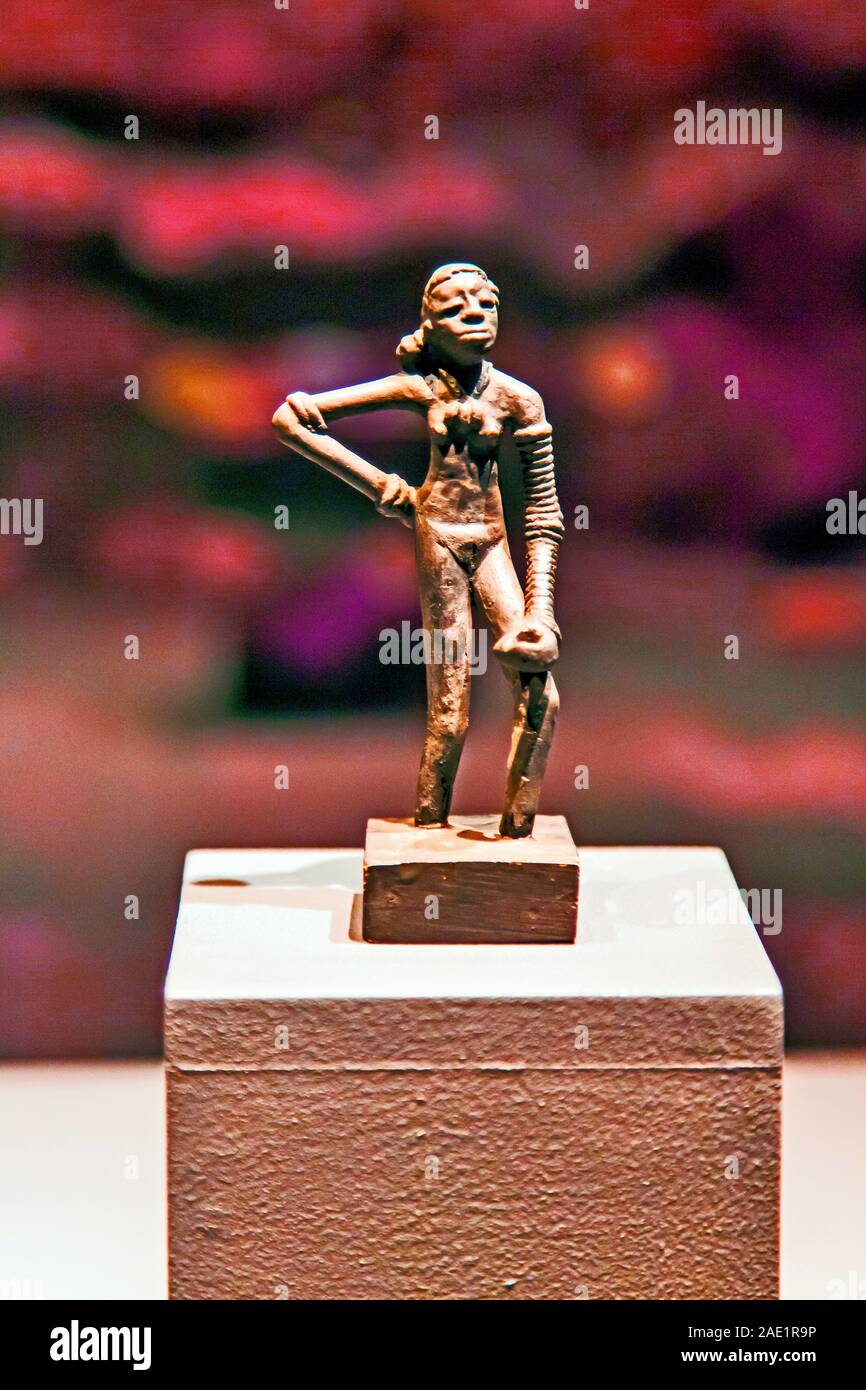 In bronzo antico dancing girl da Mohenjodaro, Museo CSMVS, Mumbai, Maharashtra, India, Asia Foto Stock