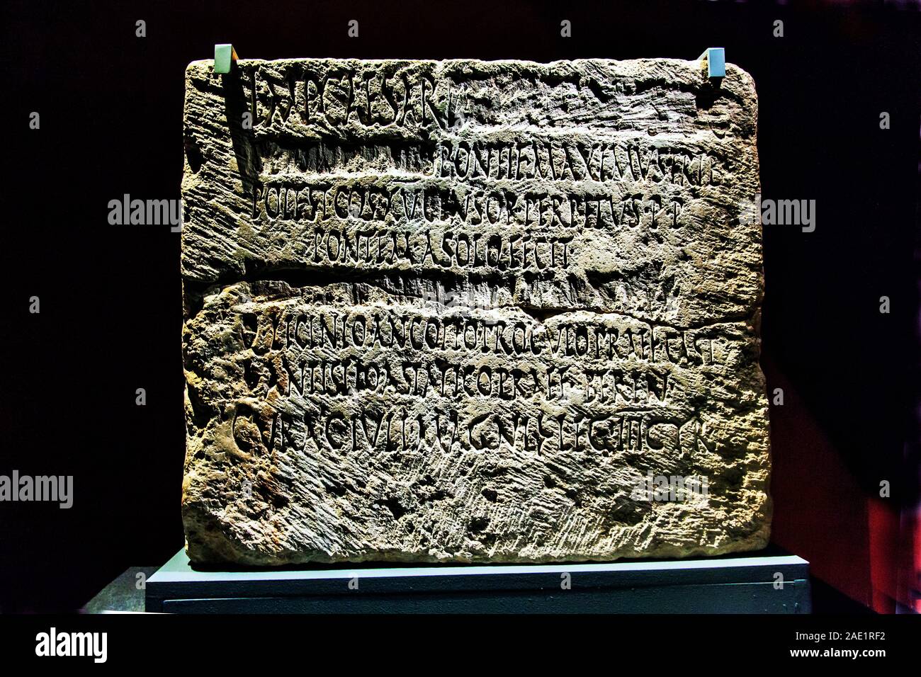 Antica iscrizione di calcare di imperatore romano Domiziano dall Egitto, Museo CSMVS, Mumbai, Maharashtra, India, Asia Foto Stock