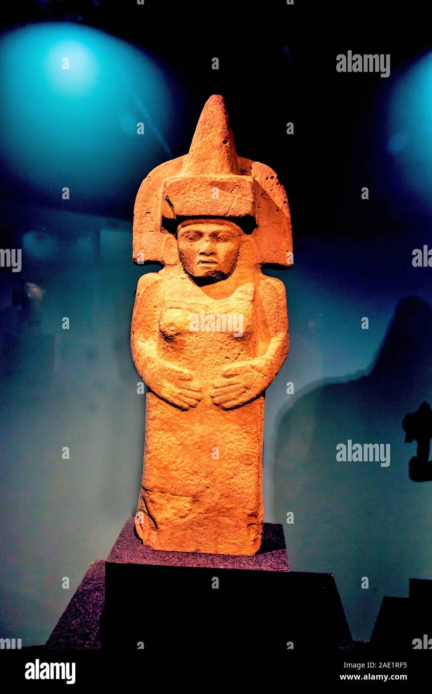 Antiche sculture in pietra arenaria della dea Huastec dal Messico, Museo CSMVS, Mumbai, Maharashtra, India, Asia Foto Stock