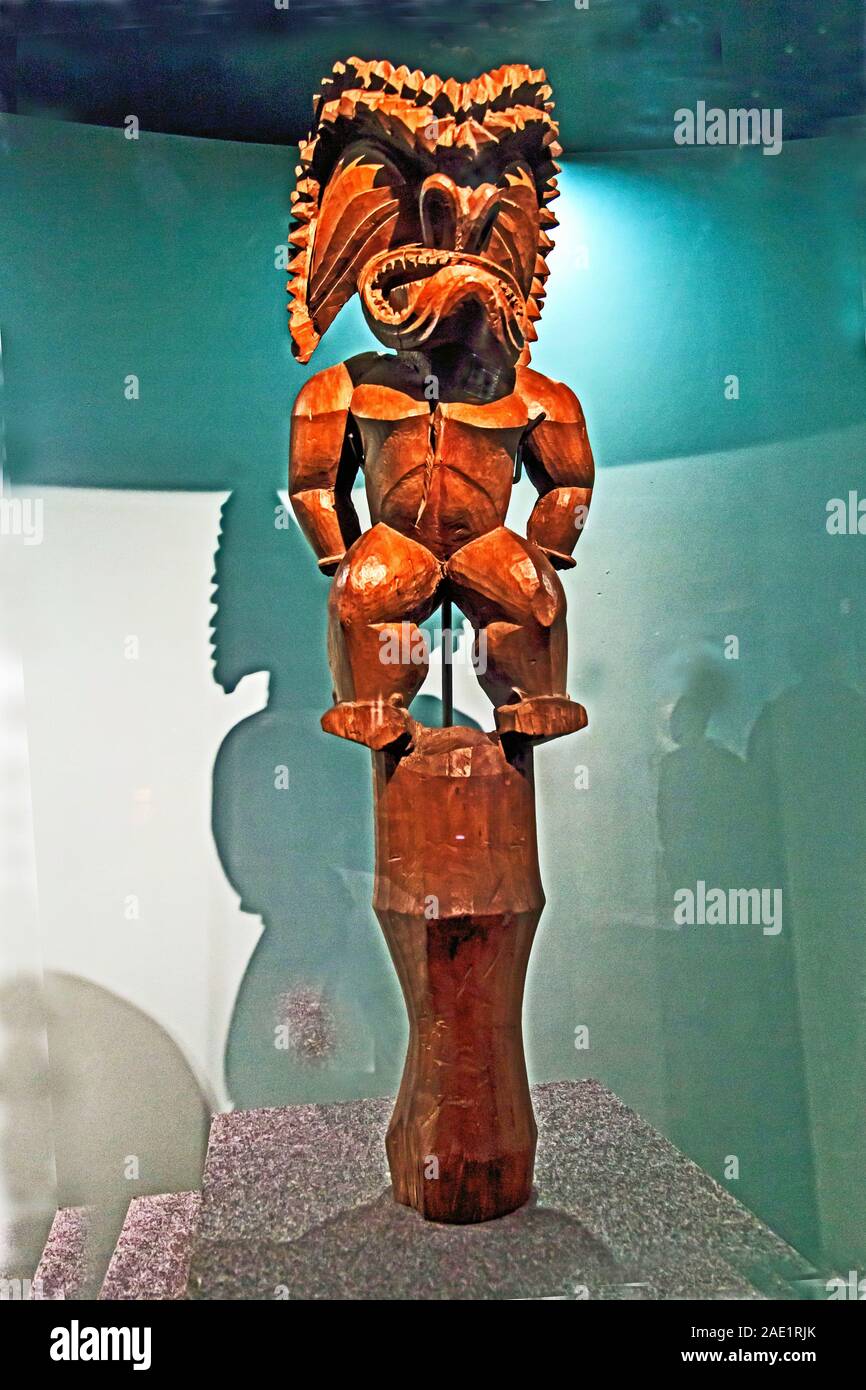 Antiche sculture in legno di Hawaiian Dio Kilimooku, Museo CSMVS, Mumbai, Maharashtra, India, Asia Foto Stock