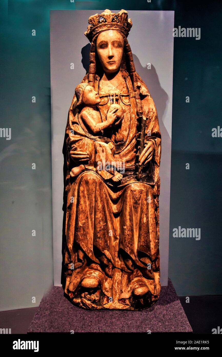 Antica scultura di alabastro della Vergine Maria e Gesù Cristo, Museo CSMVS, Mumbai, Maharashtra, India, Asia Foto Stock