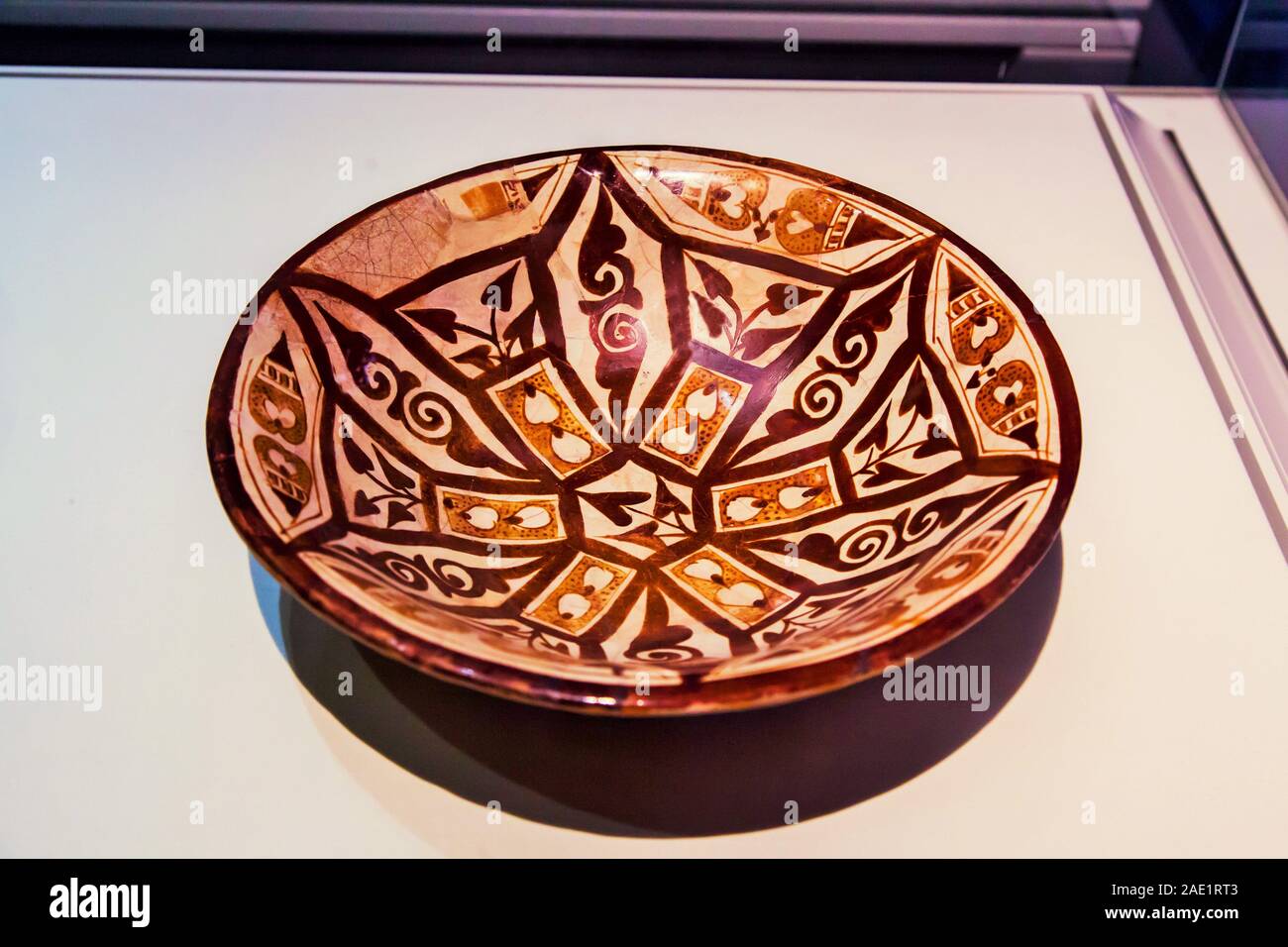 Lucentezza antico ware vaso in ceramica da Iraq, CSMVS Museum, Mumbai, Maharashtra, India, Asia Foto Stock