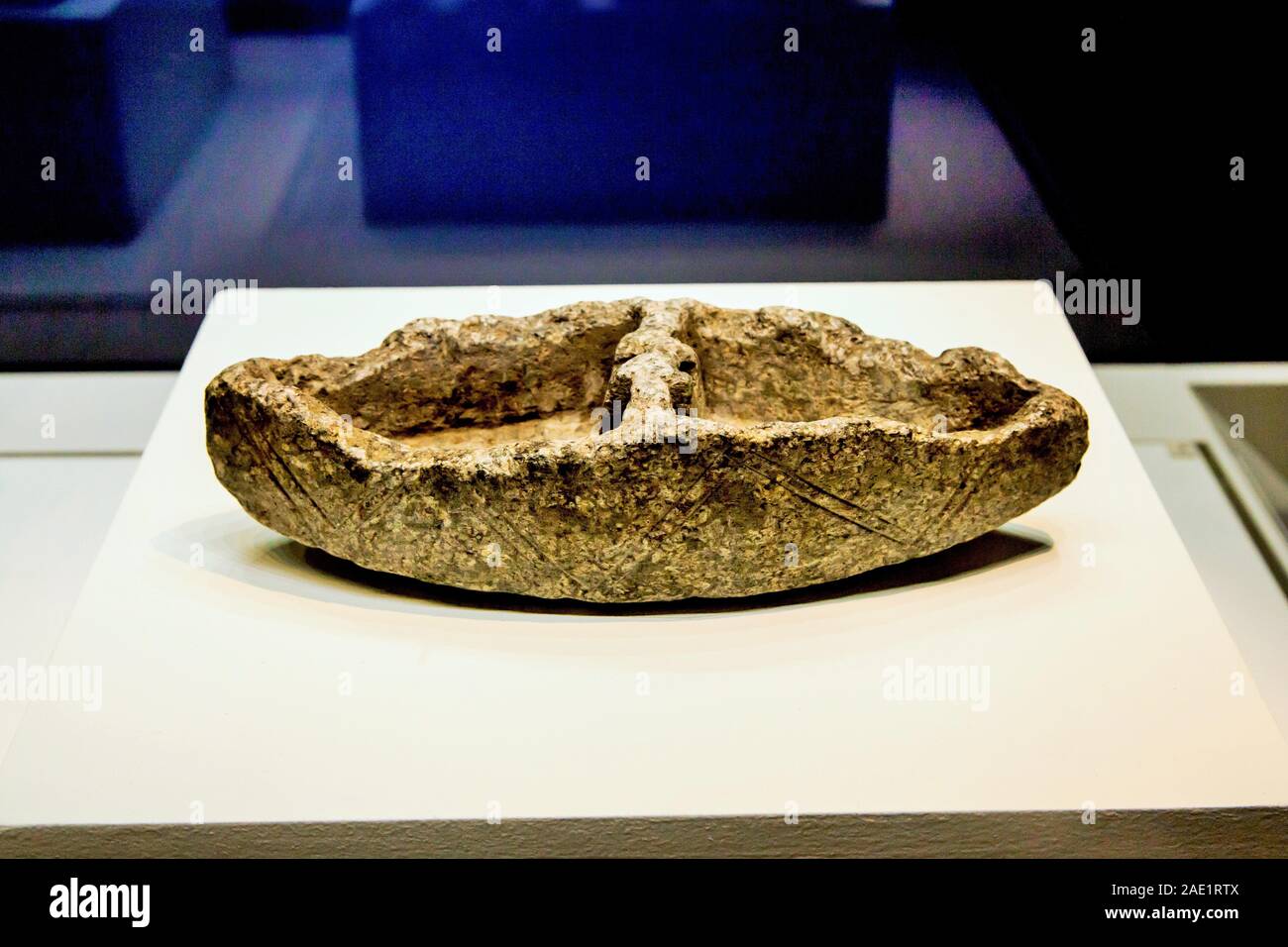 Steatite antico in pietra ollare scolpita lampada olio dallo Yemen, Museo CSMVS, Mumbai, Maharashtra, India, Asia Foto Stock