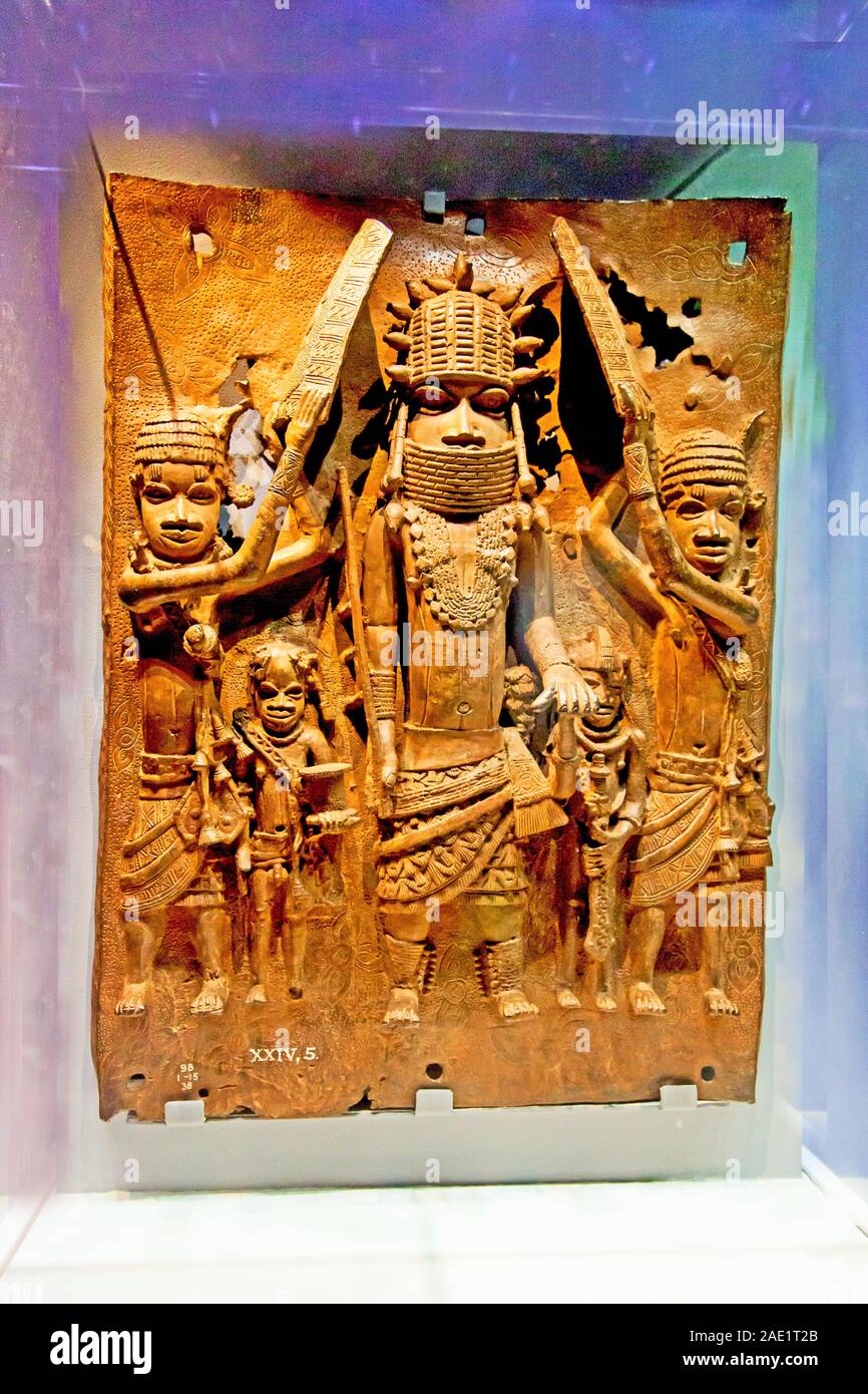 In ottone antico Benin la placca dalla Nigeria, CSMVS Museum, Mumbai, Maharashtra, India, Asia Foto Stock