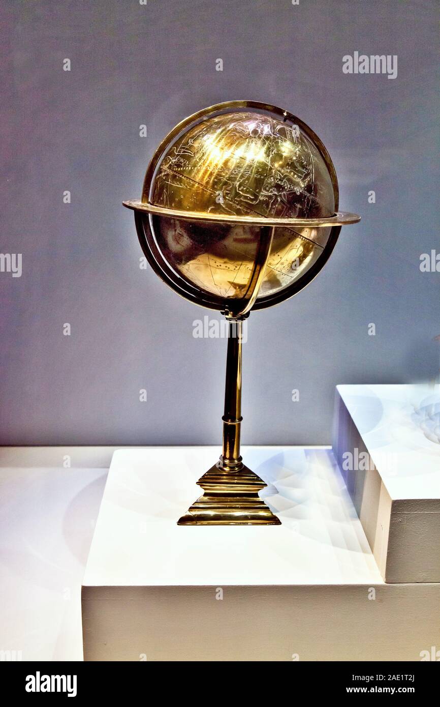 Antique celeste del globo in ottone dalla Francia, Museo CSMVS, Mumbai, Maharashtra, India, Asia Foto Stock