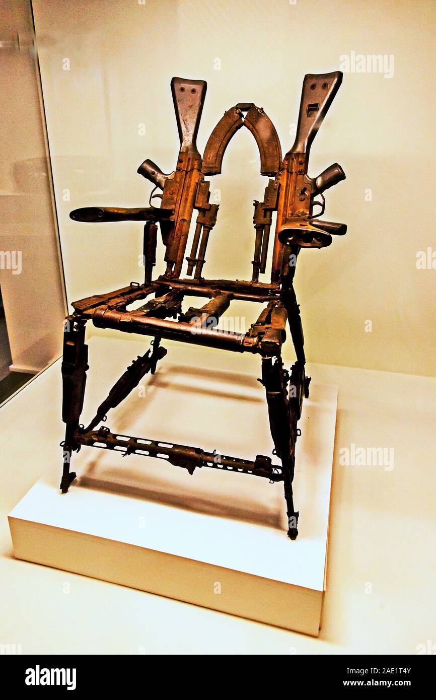 Il trono di antiquariato di armi da Maputo, Mozambico, CSMVS Museum, Mumbai, Maharashtra, India, Asia Foto Stock