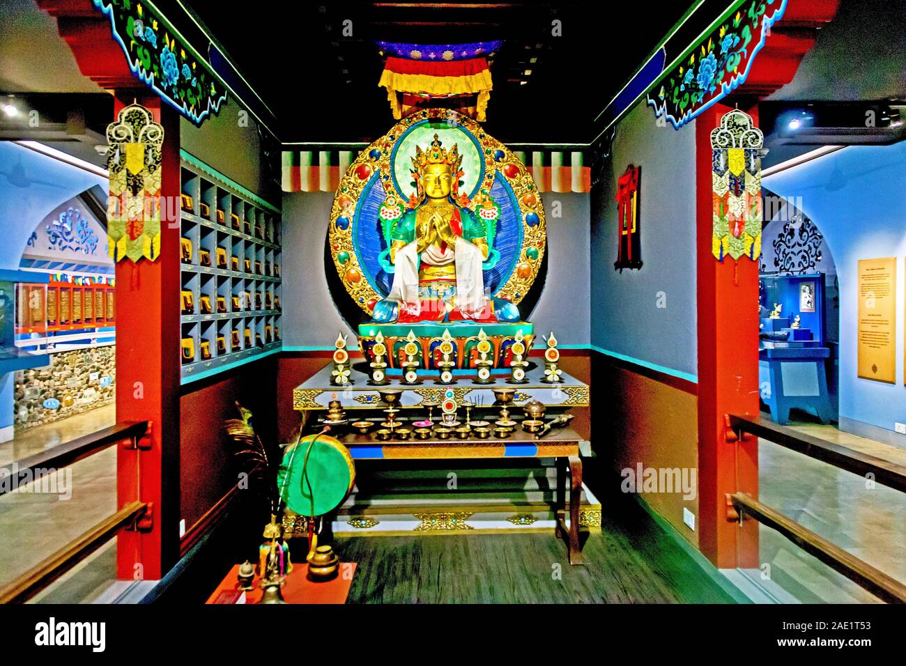 Signore Buddha altare display nel museo CSMVS, Mumbai, Maharashtra, India, Asia Foto Stock