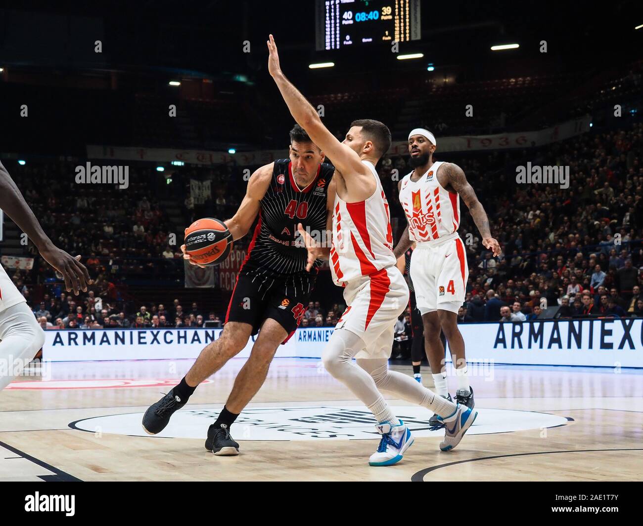 Milano, Italia. 5 Dic, 2019. luis scola, ala grande di ax armani olimpia milano vanificata da jovanovic della Crvena Zvezda mts stella rossa belgradoduring AX Armani Exchange Milano vs Crvena Zvezda Belgrado Mts, Eurolega di Basket campionato in Milano, Italia, 05 Dicembre 2019 - LPS/Savino Paolella Credito: Savino Paolella/LP/ZUMA filo/Alamy Live News Foto Stock