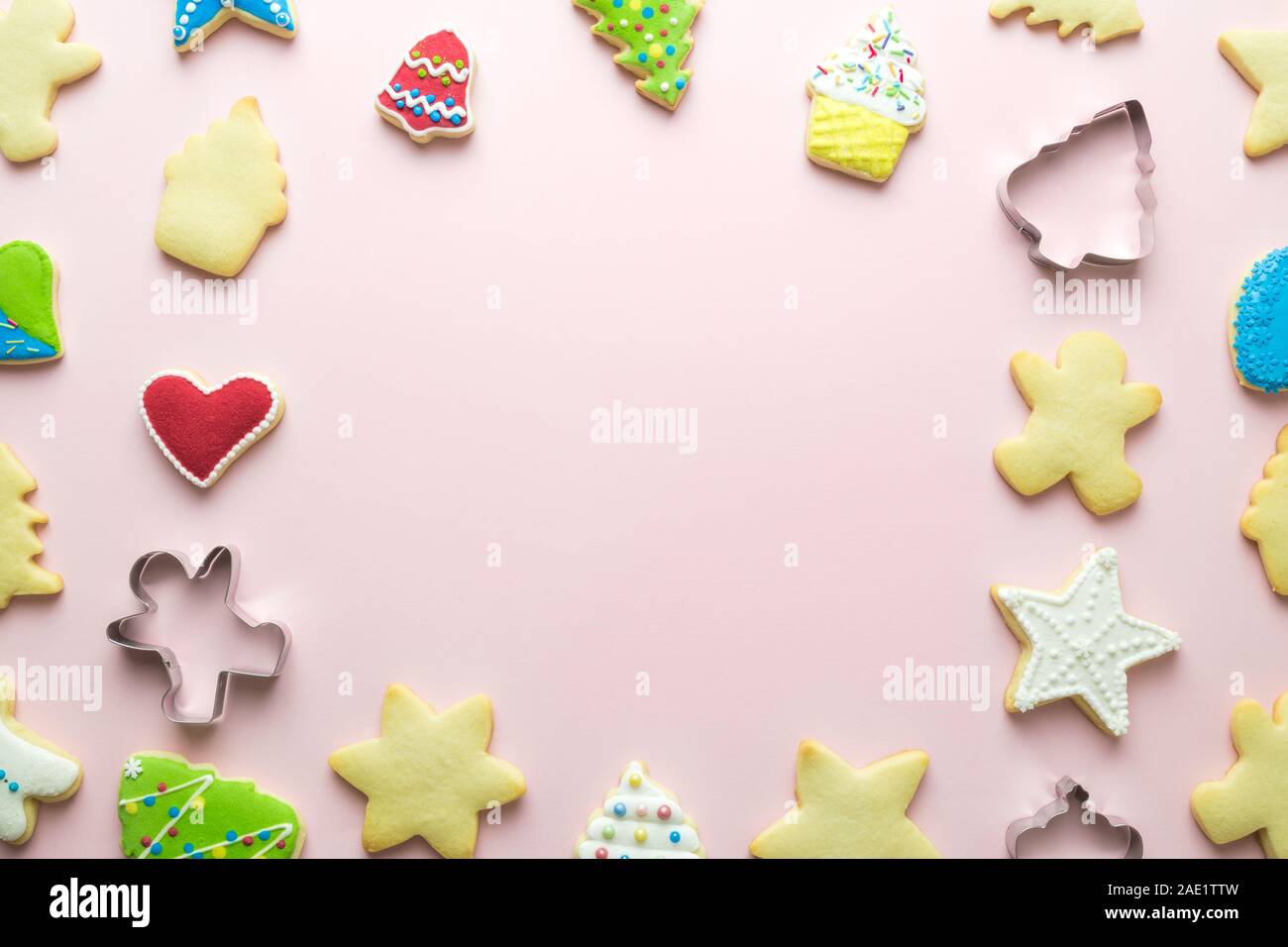 Lay piatto biscotti di Natale pattern sul rosa pastello sfondo vacanza minimo concetto creativo. Spazio per la copia. Foto Stock
