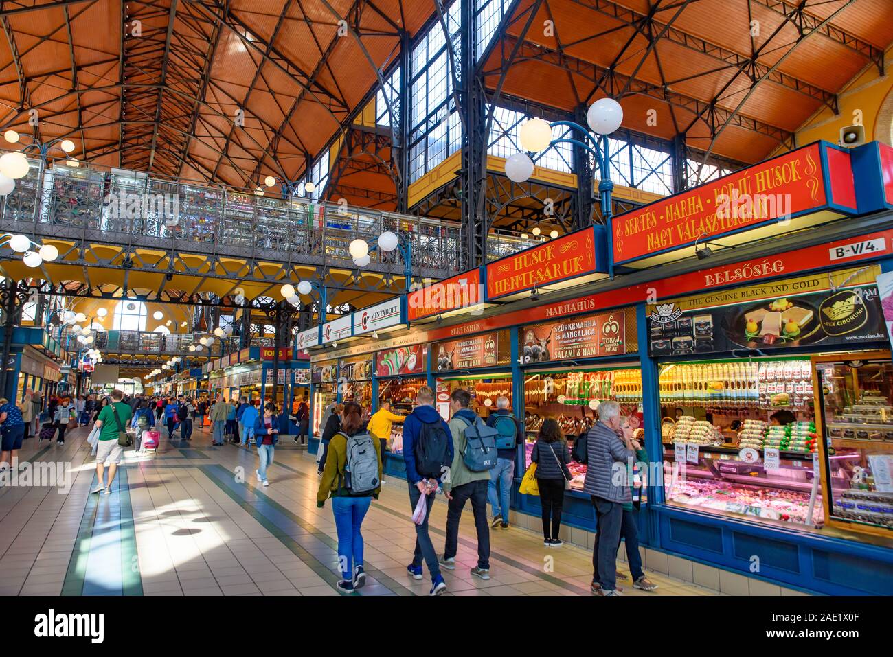 La gente lo shopping al mercato centrale, il più grande e il più antico mercato coperto di Budapest, in Ungheria Foto Stock