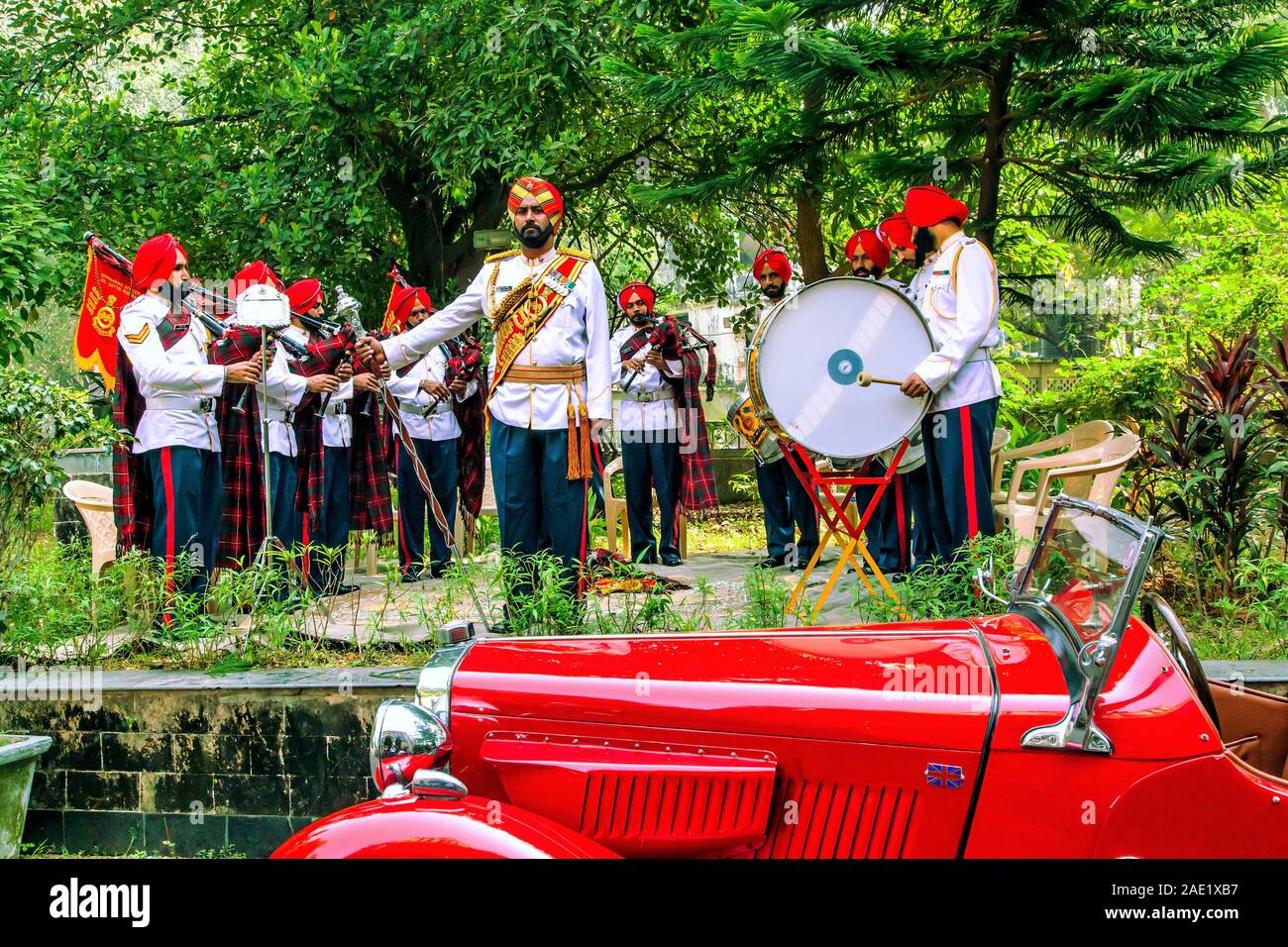 La banda della marina militare, auto d'epoca, Colaba, Mumbai, Maharashtra, India, Asia Foto Stock