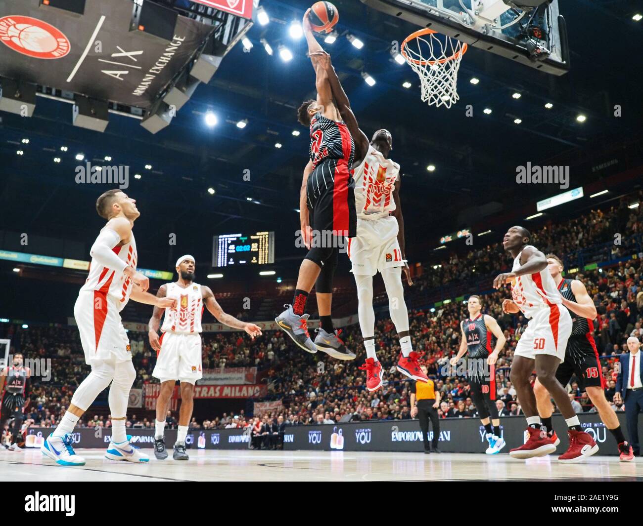 Jeff brooks di ax armani olimpia milano va a schiacciare ostacolata da faye di Crvena Zvezda mts stella rossa belgrado durante AX Armani Exchange Milano Foto Stock