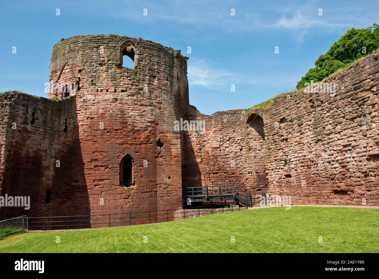 La torre e il cortile di Bothwell Castle. South Lanarkshire, Scozia Foto Stock