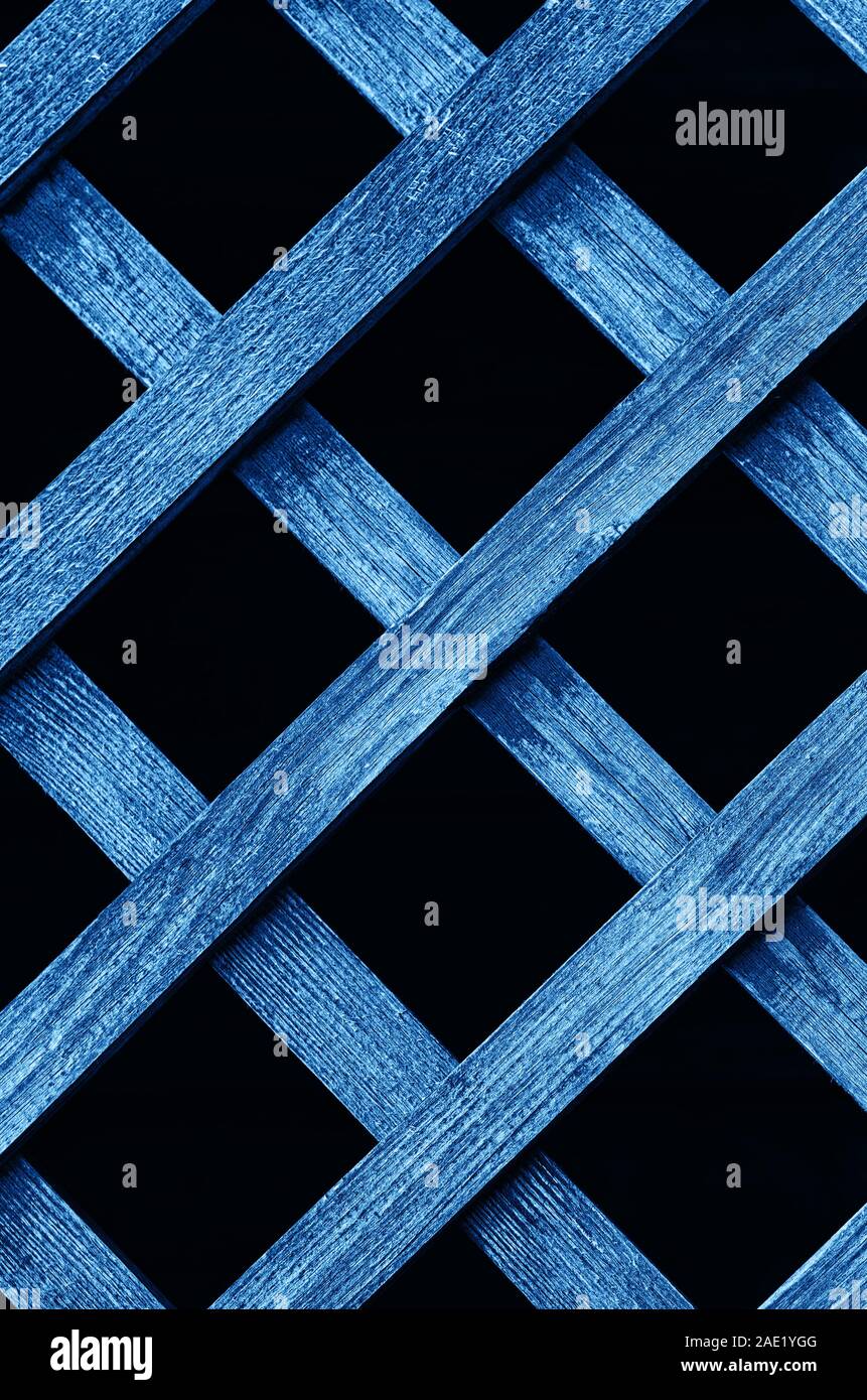 Staccionata in legno traliccio nei toni del blu. Reticolo di legno vicino. Abstract texture di legno. Telaio verticale. Foto Stock