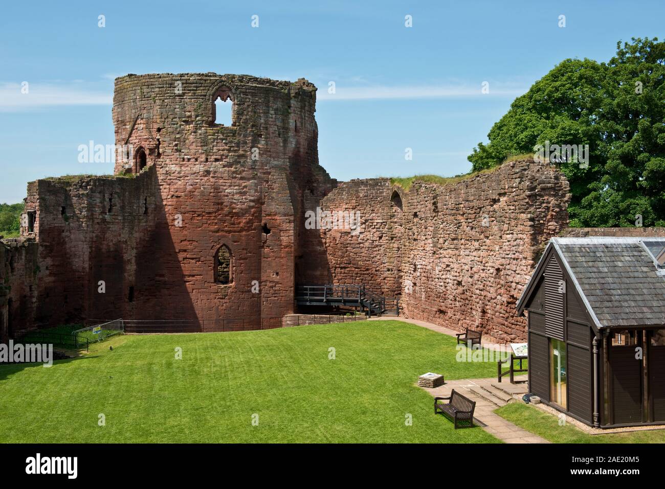 La torre e il cortile di Bothwell Castle. South Lanarkshire, Scozia Foto Stock