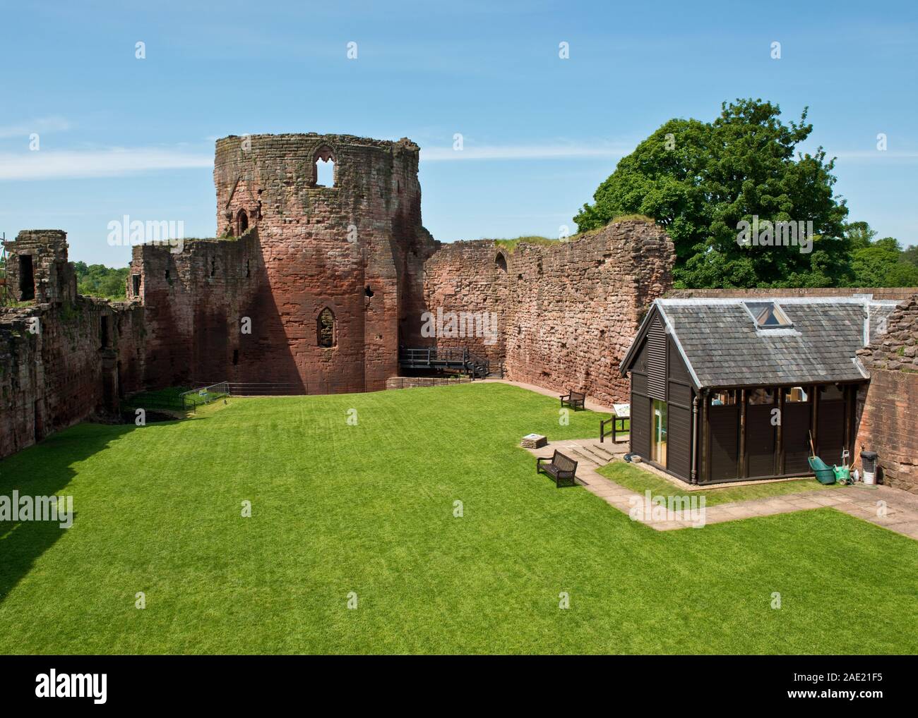 La torre e il cortile di Bothwell Castle. South Lanarkshire, Scozia Foto Stock