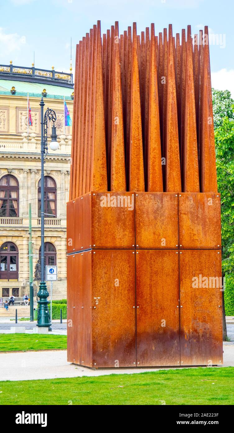 Jan Palach Memorial Sculpture monumento alla Casa della Madre del suicidio di John Hejduk architetto a Praga Repubblica Ceca. Foto Stock