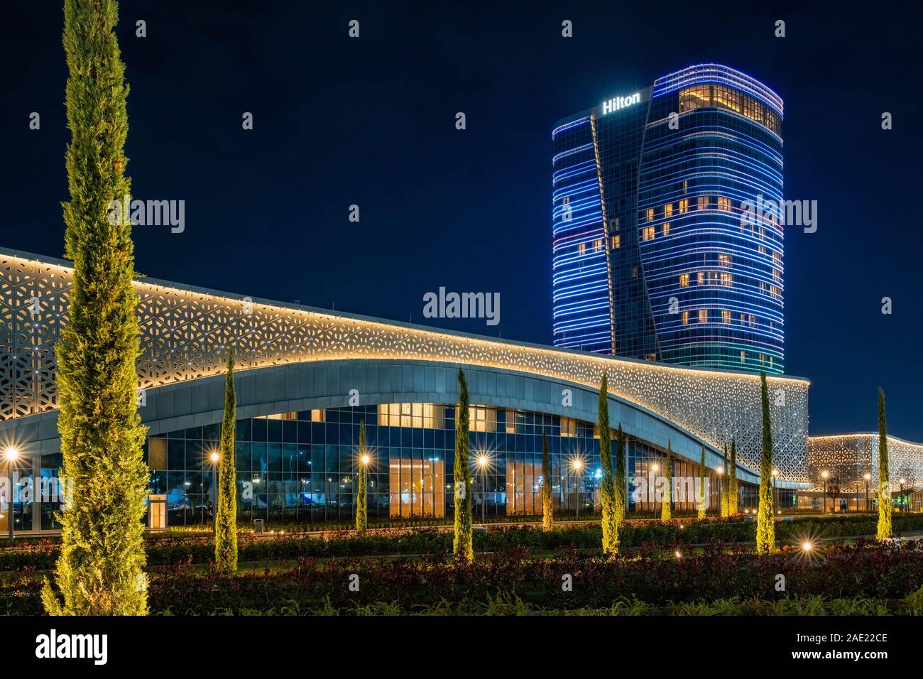 Tashkent, Uzbekistan - 30 Ottobre, 2019: sala congressi e hotel Hilton con colorati illuminazione notturna della città di Tashkent Park Foto Stock