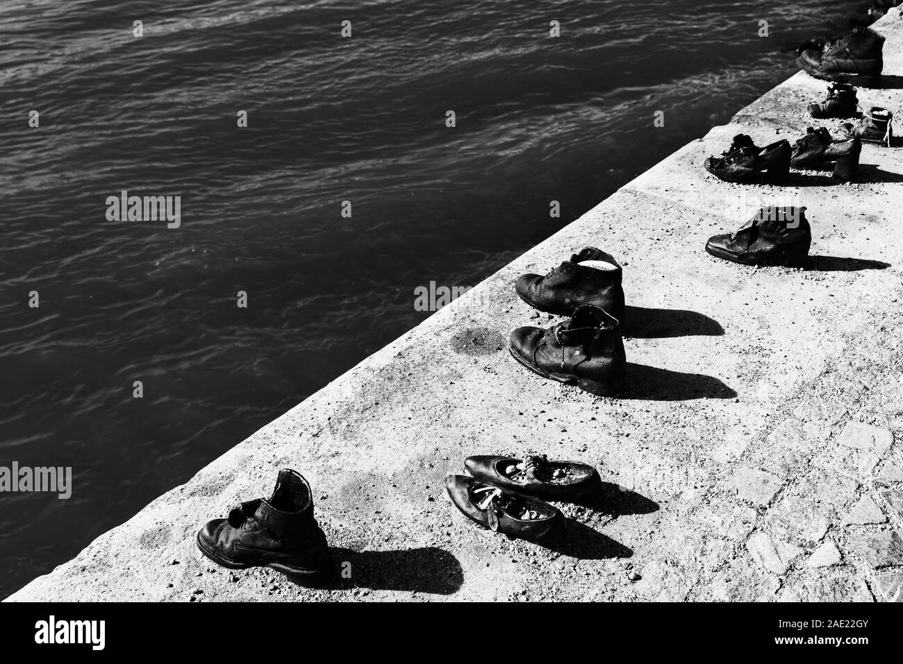 Scarpe sulla sponda del Danubio, un memoriale per gli ebrei uccisi durante la Seconda Guerra Mondiale a Budapest, Ungheria Foto Stock