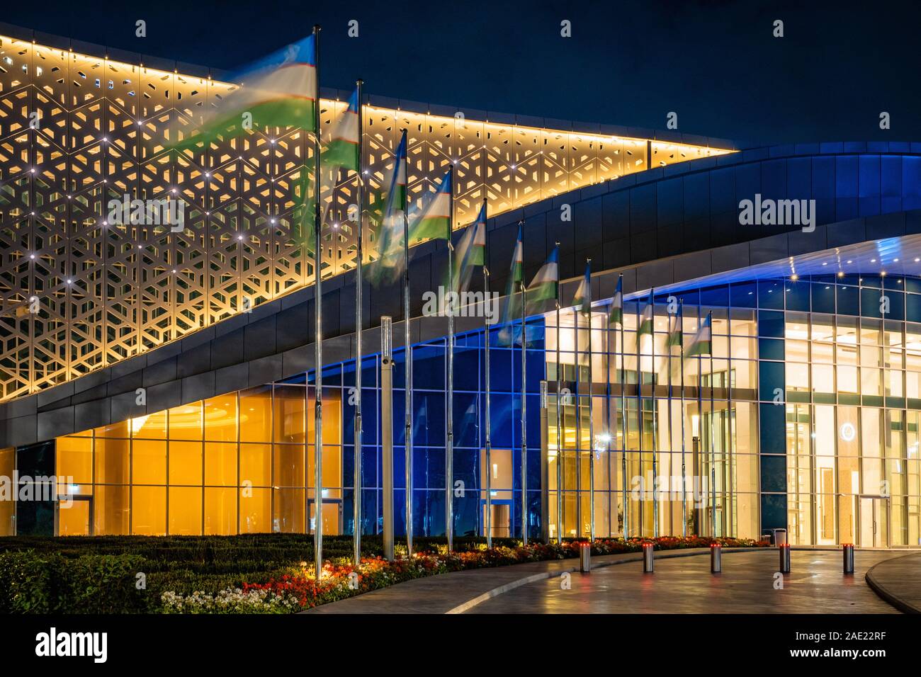 Tashkent, Uzbekistan - 30 Ottobre, 2019: sala congressi con colorati illuminazione notturna della città di Tashkent Park Foto Stock