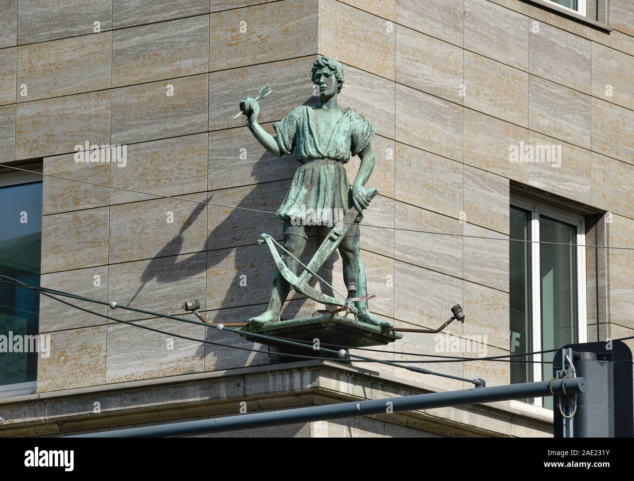 Wilhelm Tell, Haus der Schweiz, Friedrichstrasse e il viale Unter den Linden, nel quartiere Mitte di Berlino, Deutschland Foto Stock