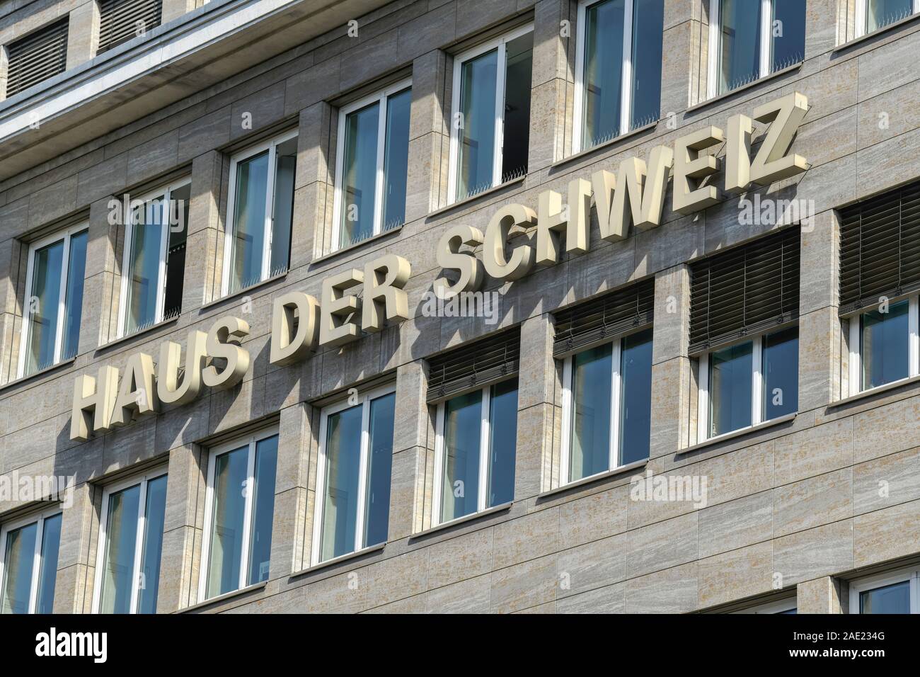 Haus der Schweiz, Friedrichstrasse e il viale Unter den Linden, nel quartiere Mitte di Berlino, Deutschland Foto Stock