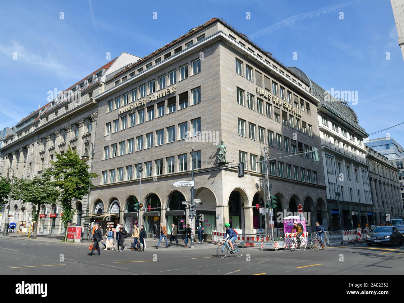 Haus der Schweiz, Friedrichstrasse e il viale Unter den Linden, nel quartiere Mitte di Berlino, Deutschland Foto Stock