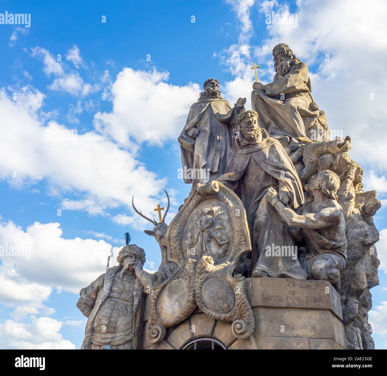 Replica statue di Giovanni di Matha, Felice de Valois e San Ivan, sul Ponte Carlo a Praga Repubblica Ceca. Foto Stock