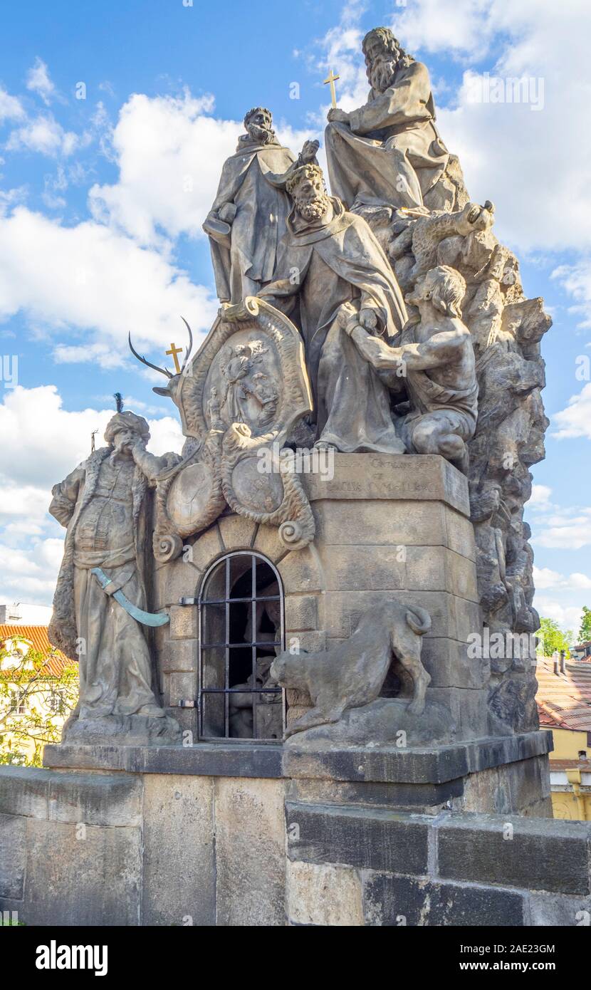 Replica statue di Giovanni di Matha, Felice de Valois e San Ivan, sul Ponte Carlo a Praga Repubblica Ceca. Foto Stock