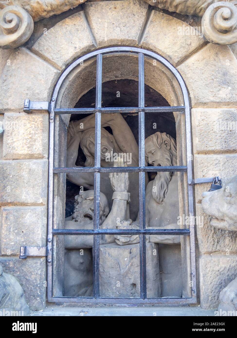 Base della replica statue di Giovanni di Matha, Felice de Valois e San Ivan, sul Ponte Carlo a Praga Repubblica Ceca. Foto Stock