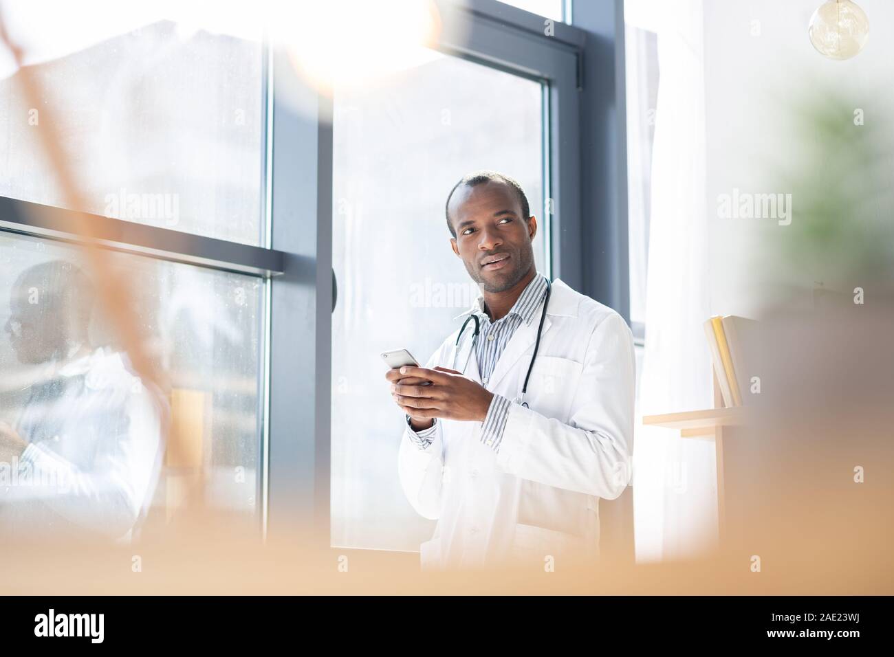 Riflessivo di carnagione scura medical lavoratore cerca riposo Foto Stock