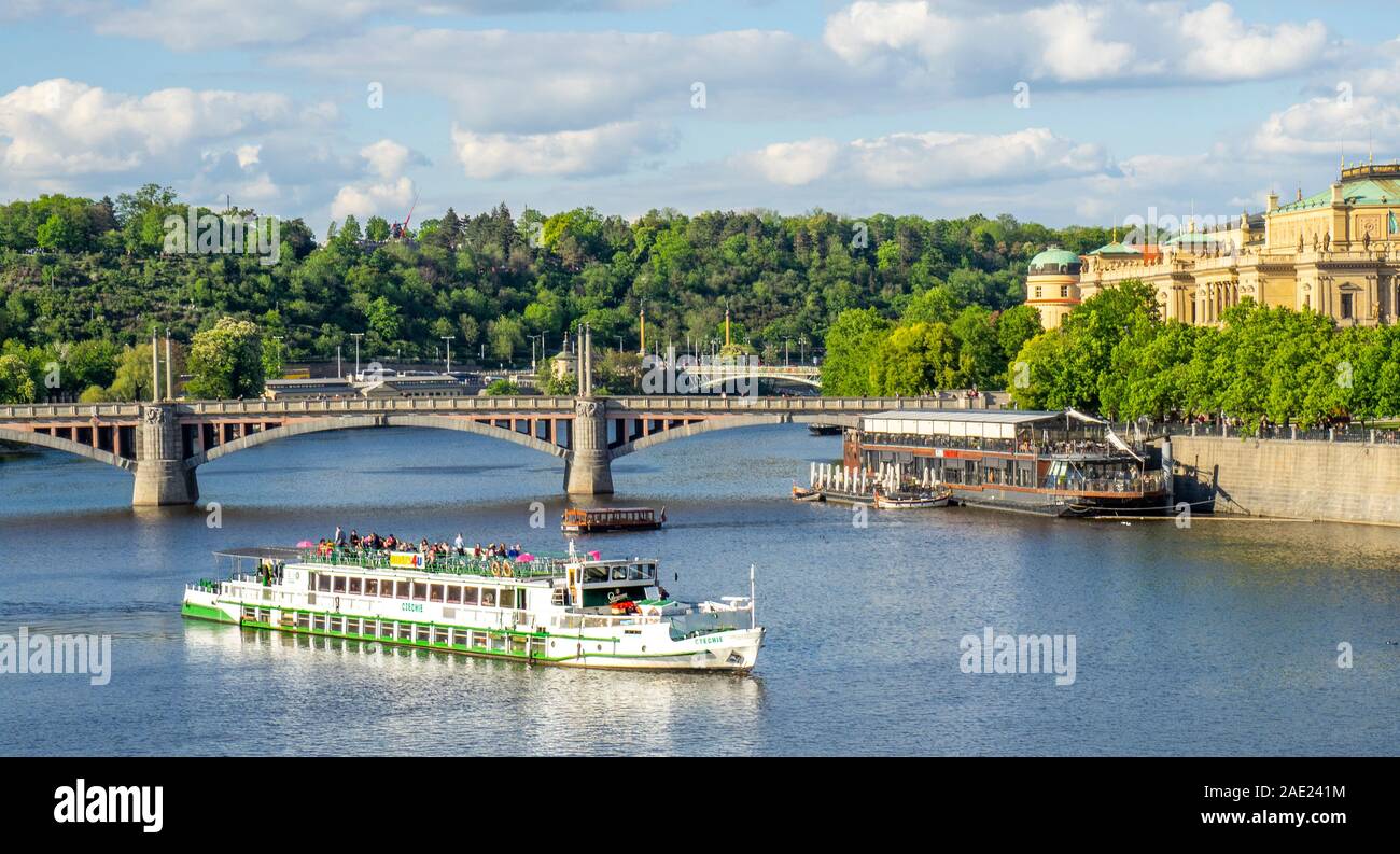 Czechie riverboat cruise ferry e Marina Ristorante Mánes ponte sul fiume Moldava Praga Repubblica Ceca. Foto Stock