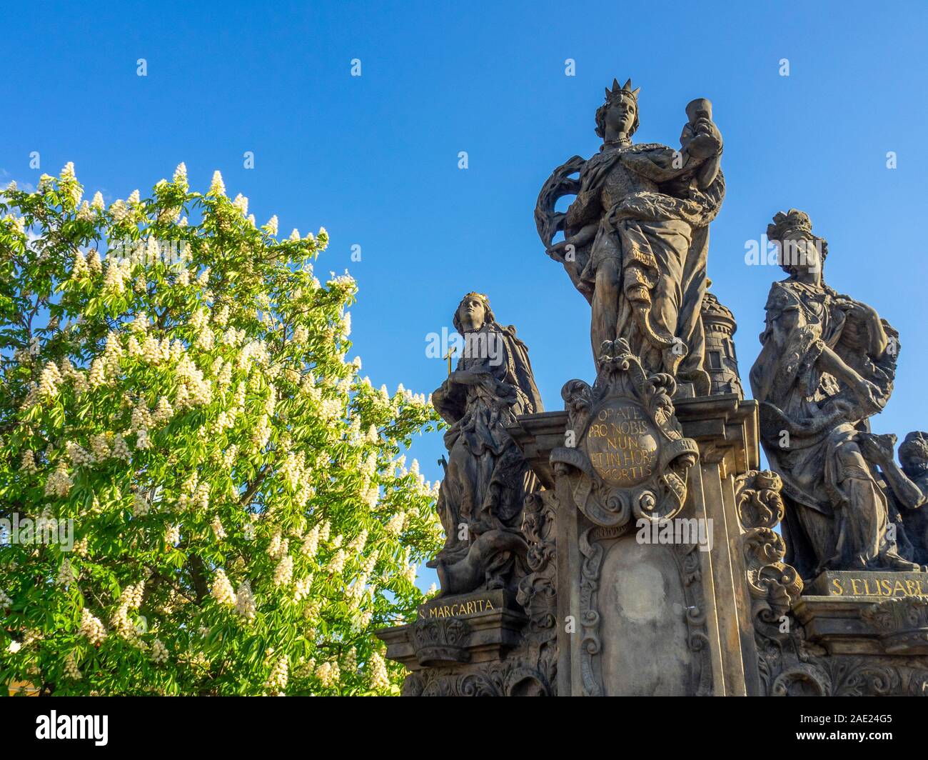 Replica statue di santi Barbara, Margaret e Elizabeth, Charles Bridge Praga Repubblica Ceca. Foto Stock