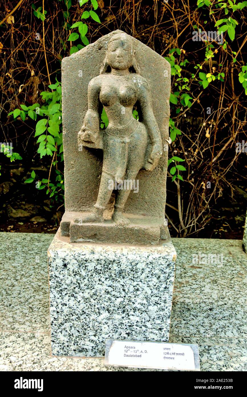 Apsara scultura in pietra, 1200s, museo, Daulatabad, Maharashtra, India, Asia Foto Stock
