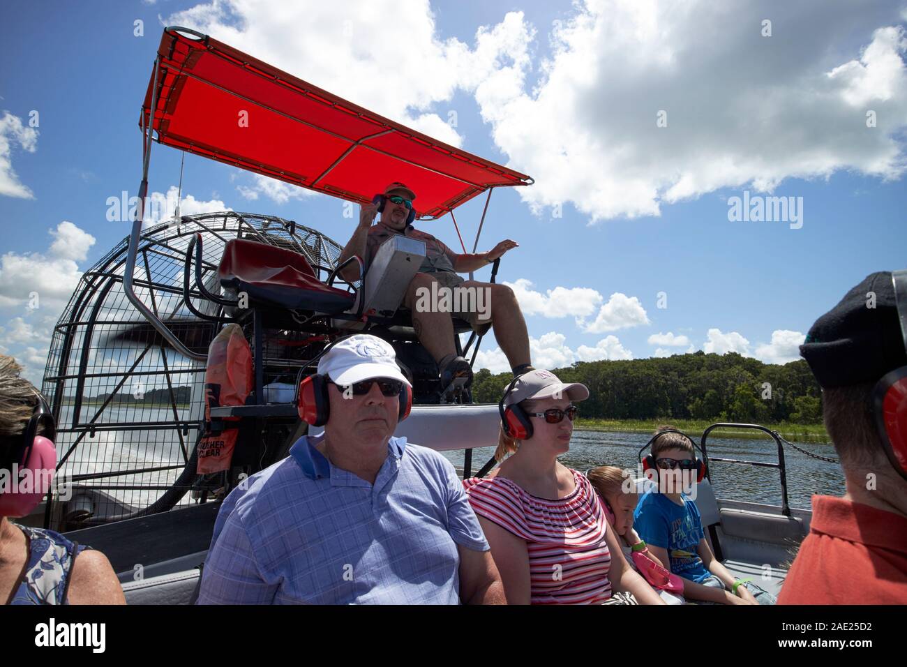 Passeggeri e airboat conducente a bordo 'Boggy Creek idroscivolante lago tohopekaliga central florida usa Foto Stock