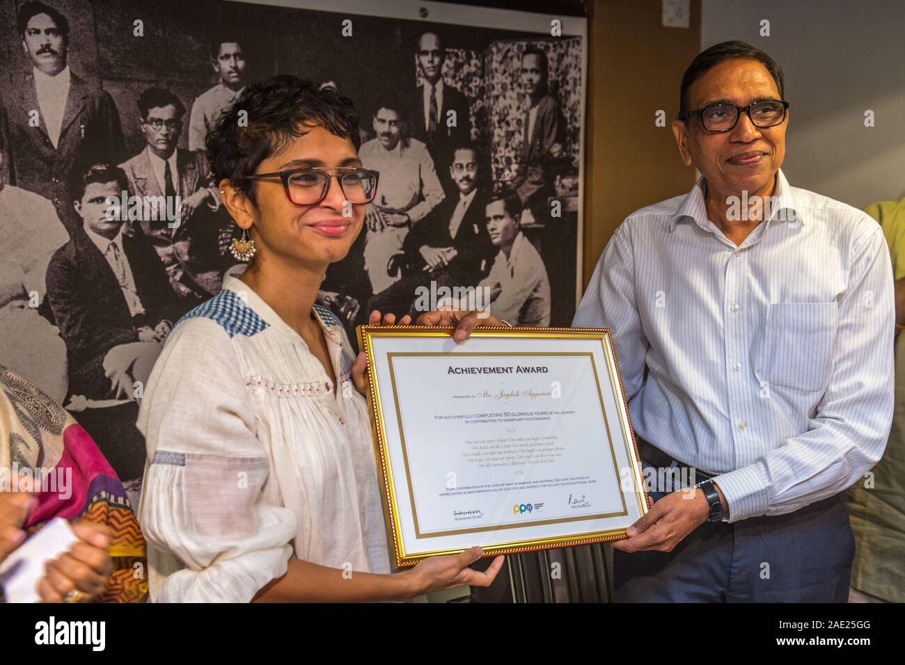 Mumbai, Maharashtra, India, 2015, galleria d'arte, mostra fotografica, mostra di fotografie, Jehangir Art Gallery, Kiran Rao che presenta il premio a Jagdish Agarwal Foto Stock