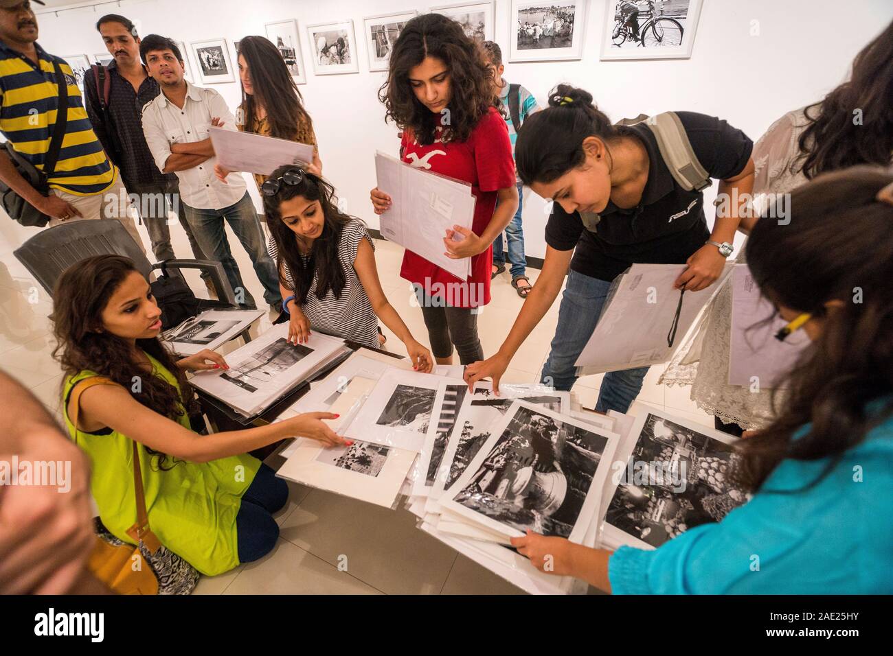 Mumbai, Maharashtra, India, 2015, galleria d'arte, mostra fotografica, mostra di fotografie, Jehangir Art Gallery, studenti di fotografia che guardano le stampe Foto Stock