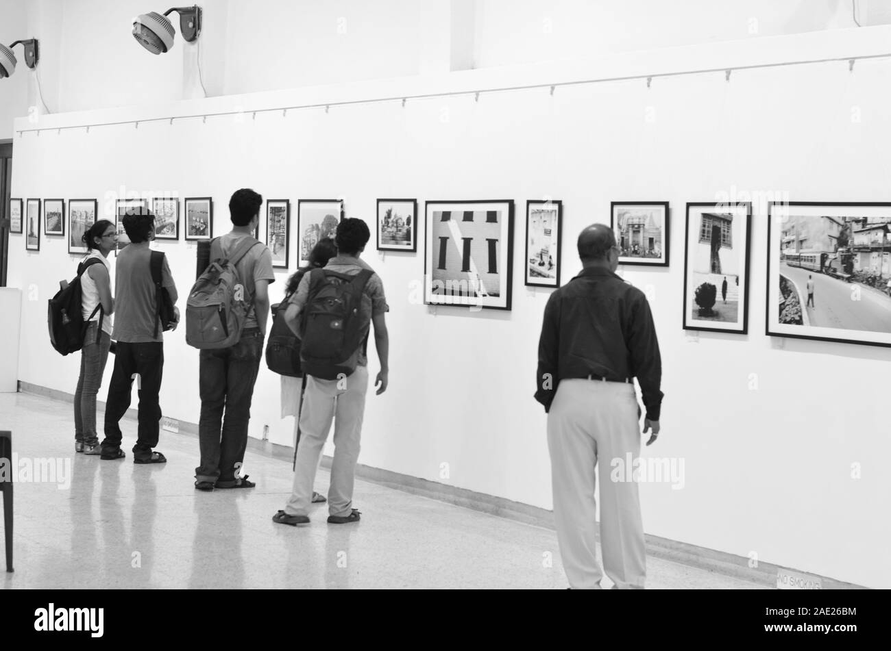 Mumbai, Maharashtra, India, 2015, galleria d'arte, mostra fotografica, mostra fotografica, galleria d'arte Jehangir, visitatori Foto Stock