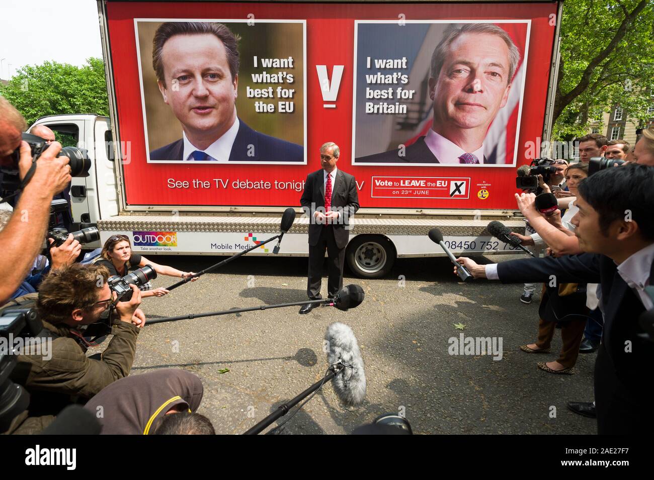 Il UKIP (UK Independence Party) Leader Nigel Farage lanciando un nuovo anti-Unione europea poster in anticipo la sua discussione con il Primo Ministro David Cameron Foto Stock